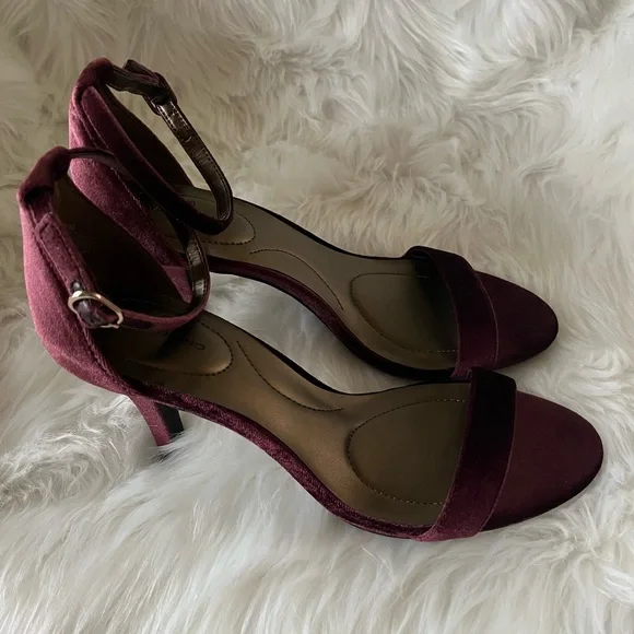 Bandolino Wine Velvet Heels.Beautiful shoe with ankle strap. Never worn. - Picture 4 of 6